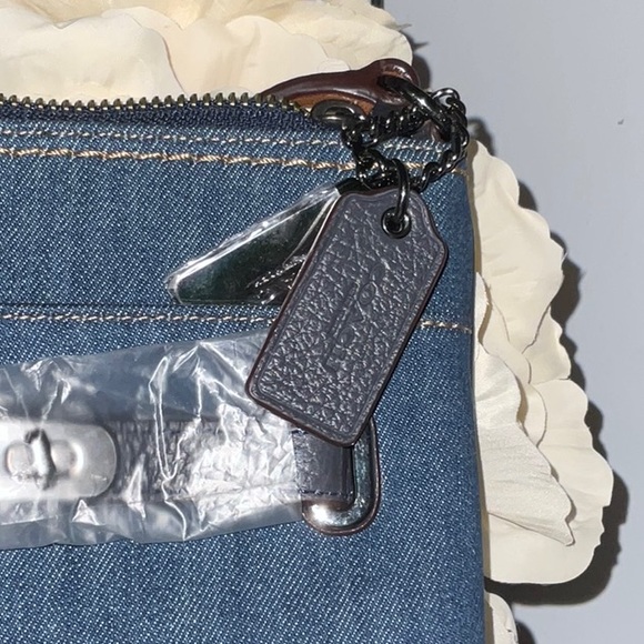 Coach Swagger Swingpack - Picture 5 of 6